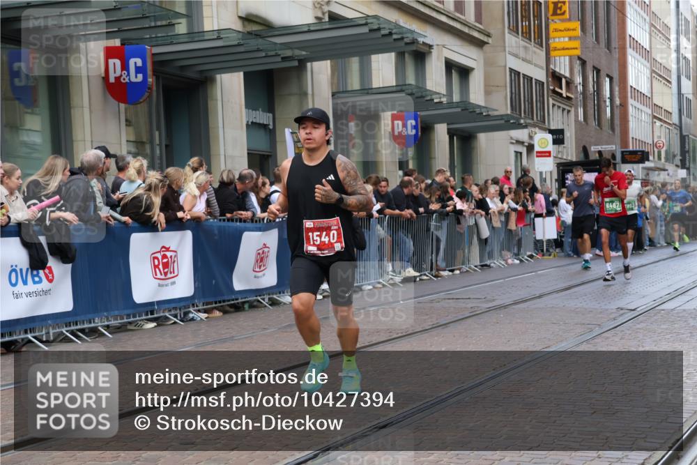 13.09.2026 - 21. swb-Marathon Bremen Strokosch-Dieckow http://msf.ph/oto/10427394 13.09.2026 13:07:16 Ziel 819, 2135, 2706, 3043, 4743, 4990, 5570, 5976, 7558, 7803, 8060, 8098, 8467, 8611, 8737, 9035, 9356, 749, 1540, 1863, 3118, 3794, 3973, 4808, 6053, 7636, 7876, 8980, 9708, 9927 meine-sportfotos.de