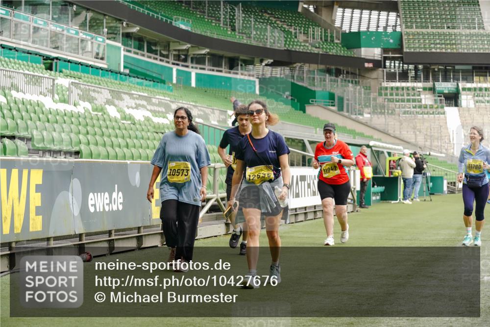 13.09.2026 - 21. swb-Marathon Bremen Michael Burmester http://msf.ph/oto/10427676 13.09.2026 10:52:14 Laufen im Stadion 10317, 10387, 10533, 10534, 10573, 10650, 10967, 10968, 11017, 11025, 11161, 11195, 11341, 11352, 11444, 11496, 11538, 11807, 12377, 12408, 12535, 12546, 10264, 10292, 10407, 10413, 10440, 10732, 10754, 10789, 10925, 11104, 11254, 11262, 11423, 11443, 11541, 11663, 11698, 11712, 11851, 11942, 11980, 12083, 12340, 12444, 12471, 12472, 12542, 12561 meine-sportfotos.de