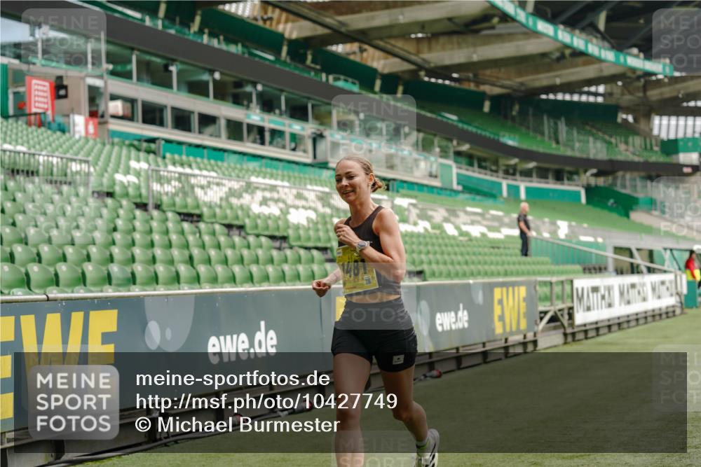 13.09.2026 - 21. swb-Marathon Bremen Michael Burmester http://msf.ph/oto/10427749 13.09.2026 10:18:37 Laufen im Stadion 10475, 11481, 11652, 12457, 12458, 13504, 13522, 13533, 13534, 13536, 13541, 13543, 13550, 13554, 13561, 13564, 13569, 13571, 13572, 13573, 13576, 13581, 13582, 13599, 13602, 13603, 13604, 13618, 13622, 13630, 13632, 13638, 13639, 13643, 13525, 13627 meine-sportfotos.de