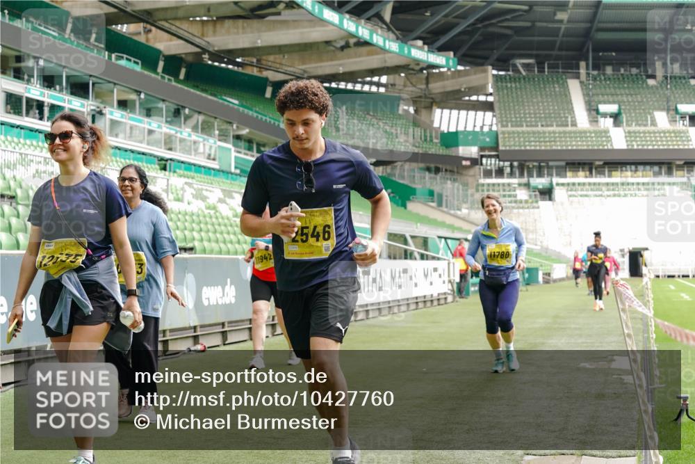 13.09.2026 - 21. swb-Marathon Bremen Michael Burmester http://msf.ph/oto/10427760 13.09.2026 10:52:18 Laufen im Stadion 10317, 10387, 10533, 10534, 10650, 10967, 10968, 11017, 11025, 11161, 11195, 11341, 11352, 11444, 11496, 11538, 11807, 12377, 12408, 12416, 12535, 12546, 10264, 10292, 10407, 10413, 10440, 10732, 10754, 10789, 10925, 11104, 11254, 11262, 11423, 11443, 11541, 11663, 11698, 11712, 11851, 11942, 11980, 12083, 12440, 12444, 12471, 12472, 12542, 12561 meine-sportfotos.de