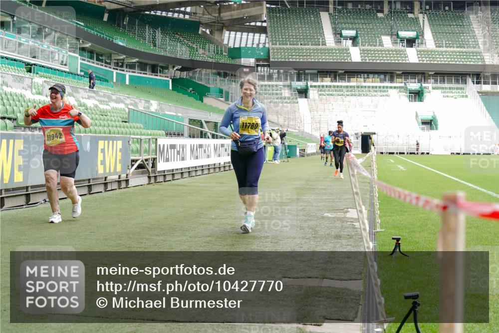 13.09.2026 - 21. swb-Marathon Bremen Michael Burmester http://msf.ph/oto/10427770 13.09.2026 10:52:19 Laufen im Stadion 10317, 10387, 10533, 10534, 10650, 10967, 10968, 11017, 11025, 11161, 11195, 11341, 11352, 11444, 11496, 11538, 11807, 12377, 12408, 12416, 12535, 12546, 10264, 10292, 10407, 10413, 10440, 10732, 10754, 10789, 10925, 11104, 11254, 11262, 11423, 11443, 11541, 11698, 11712, 11851, 11942, 11980, 12083, 12440, 12444, 12471, 12472, 12542, 12561 meine-sportfotos.de