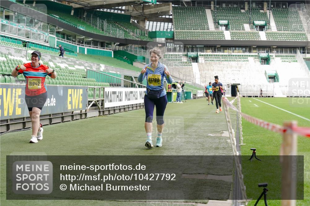 13.09.2026 - 21. swb-Marathon Bremen Michael Burmester http://msf.ph/oto/10427792 13.09.2026 10:52:20 Laufen im Stadion 10317, 10387, 10533, 10534, 10650, 10967, 10968, 11017, 11025, 11161, 11195, 11341, 11352, 11444, 11496, 11538, 11807, 12377, 12408, 12416, 12535, 12546, 10264, 10292, 10407, 10413, 10440, 10732, 10754, 10789, 10925, 11104, 11254, 11262, 11423, 11443, 11541, 11698, 11712, 11851, 11942, 11980, 12083, 12440, 12444, 12471, 12472, 12542, 12561 meine-sportfotos.de