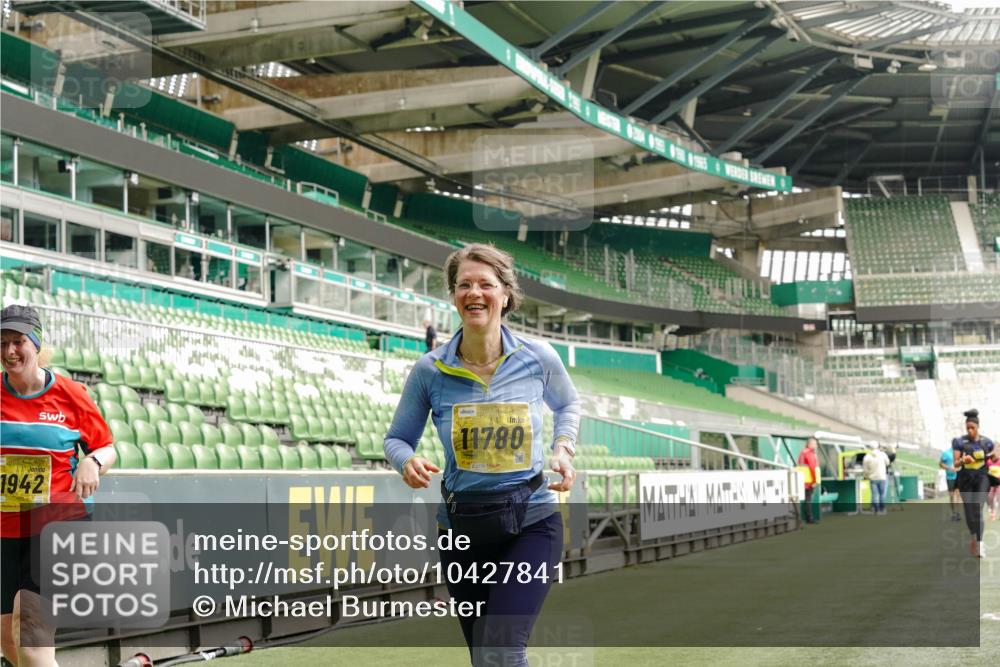 13.09.2026 - 21. swb-Marathon Bremen Michael Burmester http://msf.ph/oto/10427841 13.09.2026 10:52:22 Laufen im Stadion 10317, 10387, 10533, 10534, 10650, 10967, 10968, 11017, 11025, 11161, 11195, 11341, 11352, 11444, 11496, 11538, 11807, 12377, 12408, 12416, 12535, 12546, 10264, 10292, 10407, 10413, 10440, 10732, 10754, 10789, 10925, 11104, 11254, 11262, 11423, 11443, 11541, 11698, 11712, 11851, 11942, 11980, 12083, 12440, 12444, 12471, 12472, 12542, 12561 meine-sportfotos.de