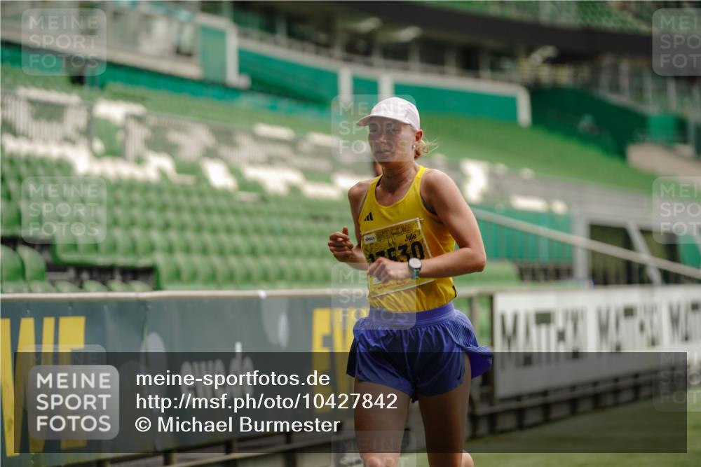13.09.2026 - 21. swb-Marathon Bremen Michael Burmester http://msf.ph/oto/10427842 13.09.2026 10:18:50 Laufen im Stadion 10366, 10475, 11481, 11652, 12457, 12458, 13504, 13522, 13530, 13533, 13534, 13536, 13541, 13543, 13550, 13554, 13561, 13564, 13569, 13571, 13572, 13573, 13581, 13582, 13599, 13602, 13603, 13604, 13618, 13622, 13630, 13632, 13638, 13639, 13643, 13525, 13627 meine-sportfotos.de