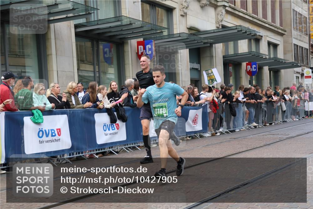 13.09.2026 - 21. swb-Marathon Bremen Strokosch-Dieckow http://msf.ph/oto/10427905 13.09.2026 13:07:43 Ziel 2098, 2266, 2844, 4732, 6692, 13091, 13160, 819, 969, 2135, 2706, 4743, 4852, 4990, 5570, 5976, 7558, 7803, 8060, 8098, 8467, 8611, 8737, 9035, 9356 meine-sportfotos.de