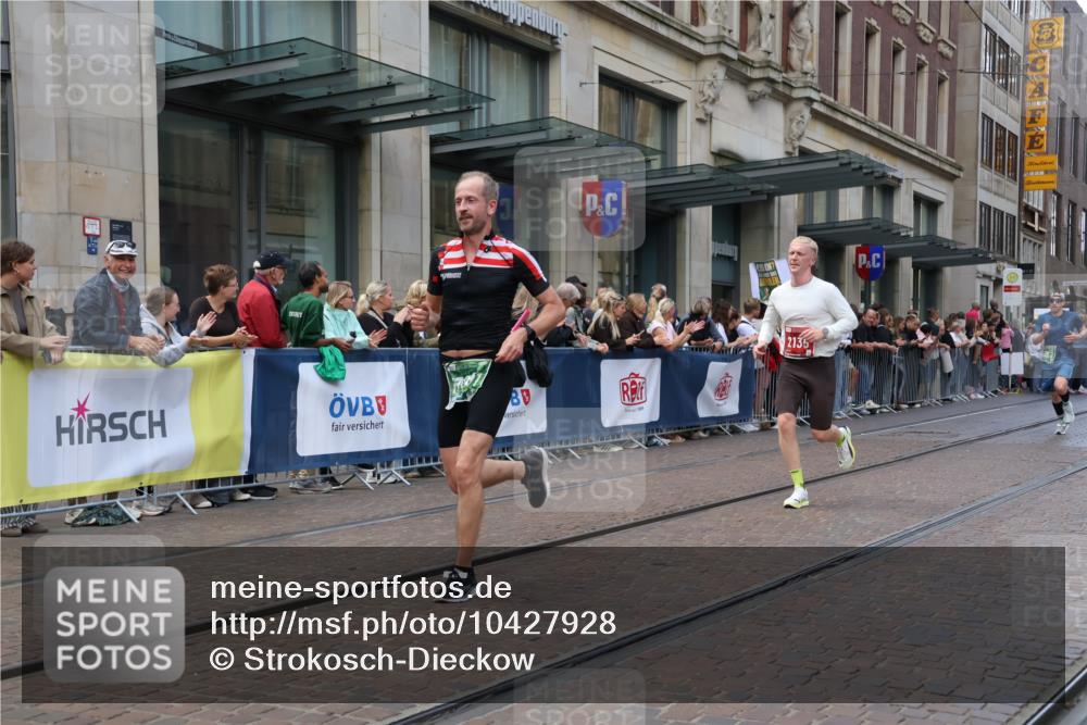13.09.2026 - 21. swb-Marathon Bremen Strokosch-Dieckow http://msf.ph/oto/10427928 13.09.2026 13:07:47 Ziel 2098, 2266, 2844, 3808, 5594, 6692, 13091, 13160, 819, 969, 2135, 4732, 4852, 4990, 5570, 5976, 7558, 7803, 8060, 8467, 8611, 8737, 9035, 9356 meine-sportfotos.de