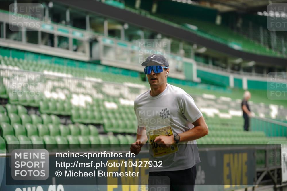 13.09.2026 - 21. swb-Marathon Bremen Michael Burmester http://msf.ph/oto/10427932 13.09.2026 10:18:55 Laufen im Stadion 10366, 10475, 11481, 11652, 12457, 12458, 13504, 13530, 13533, 13534, 13536, 13541, 13543, 13550, 13554, 13561, 13564, 13571, 13572, 13573, 13581, 13582, 13599, 13602, 13603, 13604, 13618, 13622, 13630, 13632, 13638, 13639, 13643, 13525, 13627 meine-sportfotos.de