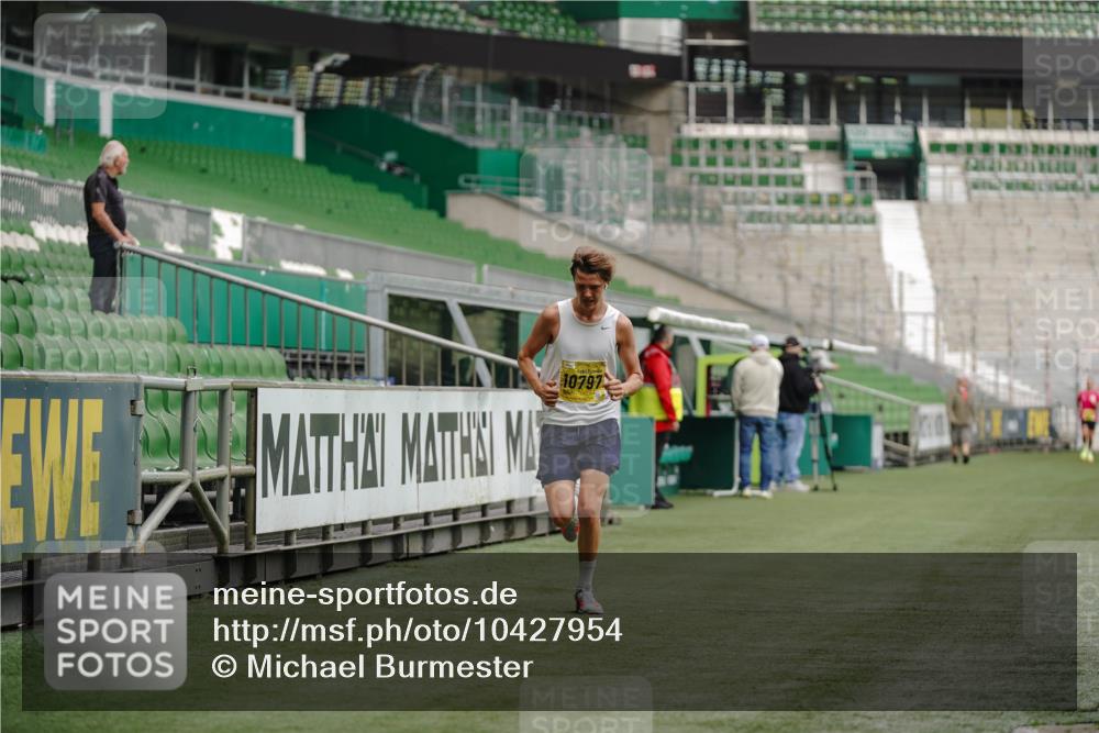 13.09.2026 - 21. swb-Marathon Bremen Michael Burmester http://msf.ph/oto/10427954 13.09.2026 10:19:02 Laufen im Stadion 10366, 10475, 11481, 11652, 12457, 12458, 13504, 13530, 13533, 13534, 13536, 13541, 13543, 13550, 13554, 13564, 13571, 13572, 13573, 13581, 13582, 13599, 13602, 13603, 13618, 13622, 13630, 13632, 13638, 13639, 13643, 12272, 13525, 13547, 13627 meine-sportfotos.de