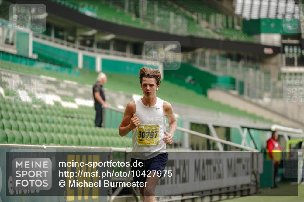 13.09.2026 - 21. swb-Marathon Bremen Michael Burmester http://msf.ph/oto/10427975 13.09.2026 10:19:04 Laufen im Stadion 10366, 10475, 11481, 11652, 12457, 12458, 13504, 13530, 13533, 13534, 13536, 13541, 13543, 13550, 13554, 13564, 13571, 13572, 13573, 13581, 13582, 13599, 13602, 13603, 13618, 13622, 13630, 13632, 13638, 13639, 13643, 12272, 13525, 13547, 13627 meine-sportfotos.de