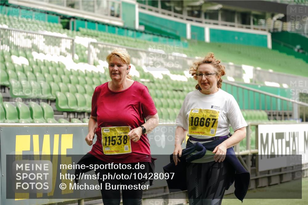 13.09.2026 - 21. swb-Marathon Bremen Michael Burmester http://msf.ph/oto/10428097 13.09.2026 10:52:48 Laufen im Stadion 10317, 10387, 10650, 10967, 10968, 11017, 11025, 11161, 11195, 11341, 11444, 11538, 12377, 12408, 12416, 12546, 10407, 10413, 10440, 10667, 10710, 10754, 10789, 11031, 11254, 11541, 11712, 11780, 11851, 11942, 11980, 12440, 12471, 12542, 12561 meine-sportfotos.de