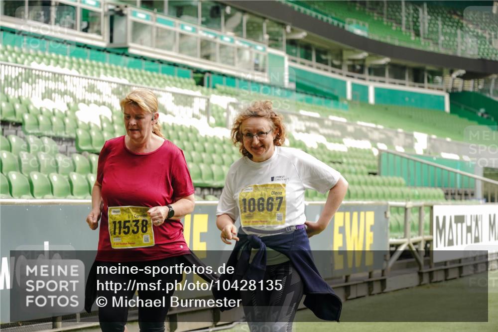 13.09.2026 - 21. swb-Marathon Bremen Michael Burmester http://msf.ph/oto/10428135 13.09.2026 10:52:50 Laufen im Stadion 10317, 10387, 10650, 10967, 10968, 11017, 11025, 11161, 11195, 11341, 11444, 11538, 12377, 12408, 12416, 12546, 10407, 10413, 10440, 10667, 10710, 10754, 10789, 11031, 11254, 11541, 11712, 11780, 11851, 11942, 11980, 12440, 12471, 12542, 12561 meine-sportfotos.de