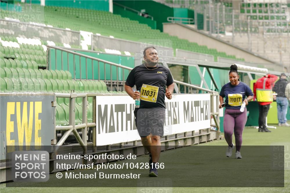 13.09.2026 - 21. swb-Marathon Bremen Michael Burmester http://msf.ph/oto/10428166 13.09.2026 10:52:53 Laufen im Stadion 10317, 10387, 10650, 10967, 10968, 11017, 11025, 11161, 11195, 11341, 11444, 11538, 12416, 12546, 10407, 10413, 10627, 10667, 10710, 10754, 11031, 11254, 11541, 11712, 11780, 11851, 11942, 11980, 12440, 12542 meine-sportfotos.de