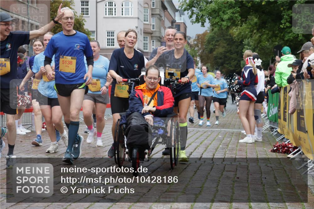 13.09.2026 - Kiel Lauf Yannick Fuchs http://msf.ph/oto/10428186 13.09.2026 11:08:05 Ziel 121, 755, 1951, 2120, 2136, 3397, 4297, 4949, 5833, 6401, 7123, 8019, 10702, 94, 311, 356, 656, 660, 1136, 1601, 1637, 2905, 2940, 3828, 3986, 4983, 5095, 5138, 5139, 5542, 5554, 5638, 6086, 6380, 6404, 6690, 6727, 7035, 7625, 9064, 9604, 9952, 10244, 10873, 11015, 11407, 12013, 12267, 12379, 12706, 12730, 3798, 5856, 6061, 6185, 6360, 7108, 7254, 10525, 885, 1344, 1587, 1601, 4214, 5123, 6380, 12184 meine-sportfotos.de