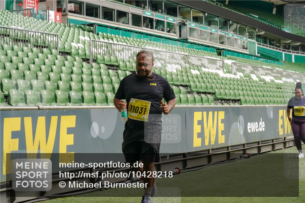 13.09.2026 - 21. swb-Marathon Bremen Michael Burmester http://msf.ph/oto/10428218 13.09.2026 10:52:58 Laufen im Stadion 10317, 10387, 10967, 10968, 11017, 11025, 11161, 11341, 11444, 11538, 12416, 12546, 10407, 10413, 10627, 10667, 10710, 10754, 11031, 11254, 11266, 11541, 11712, 11780, 11851, 11942, 11980, 12440, 12542 meine-sportfotos.de