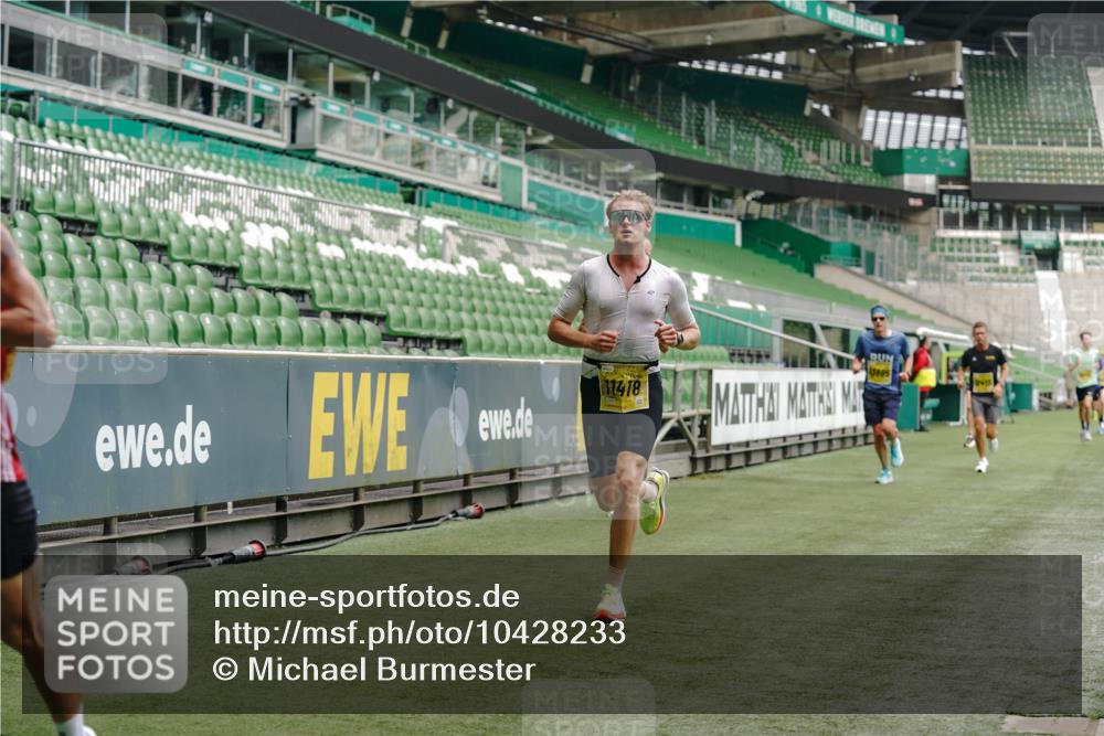 13.09.2026 - 21. swb-Marathon Bremen Michael Burmester http://msf.ph/oto/10428233 13.09.2026 10:19:33 Laufen im Stadion 10366, 10475, 10994, 11197, 11418, 11481, 11512, 11652, 12358, 12413, 12457, 13505, 13530, 13533, 13534, 13536, 13540, 13541, 13543, 13550, 13554, 13560, 13564, 13571, 13573, 13581, 13582, 13599, 13601, 13602, 13605, 13610, 13618, 13622, 13632, 13633, 13638, 13639, 13643, 10597, 12272, 13501, 13515, 13517, 13525, 13542, 13547, 13567, 13623, 13627, 13635 meine-sportfotos.de