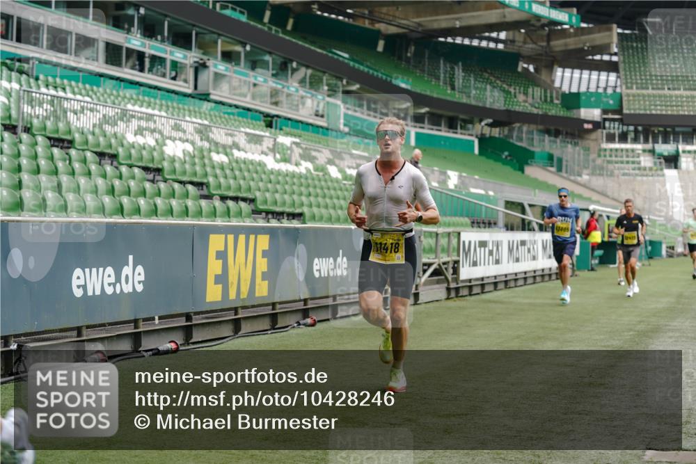 13.09.2026 - 21. swb-Marathon Bremen Michael Burmester http://msf.ph/oto/10428246 13.09.2026 10:19:33 Laufen im Stadion 10366, 10475, 10994, 11197, 11418, 11481, 11512, 11652, 12358, 12413, 12457, 13505, 13530, 13533, 13534, 13536, 13540, 13541, 13543, 13550, 13554, 13560, 13564, 13571, 13573, 13581, 13582, 13599, 13601, 13602, 13605, 13610, 13618, 13622, 13632, 13633, 13638, 13639, 13643, 10597, 12272, 13501, 13515, 13517, 13525, 13542, 13547, 13567, 13623, 13627, 13635 meine-sportfotos.de