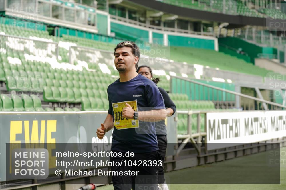 13.09.2026 - 21. swb-Marathon Bremen Michael Burmester http://msf.ph/oto/10428393 13.09.2026 10:53:50 Laufen im Stadion 10317, 12163, 12416, 10533, 10534, 10573, 10627, 10667, 10710, 11031, 11266, 11352, 11496, 11712, 11780, 11807, 12440, 12535 meine-sportfotos.de