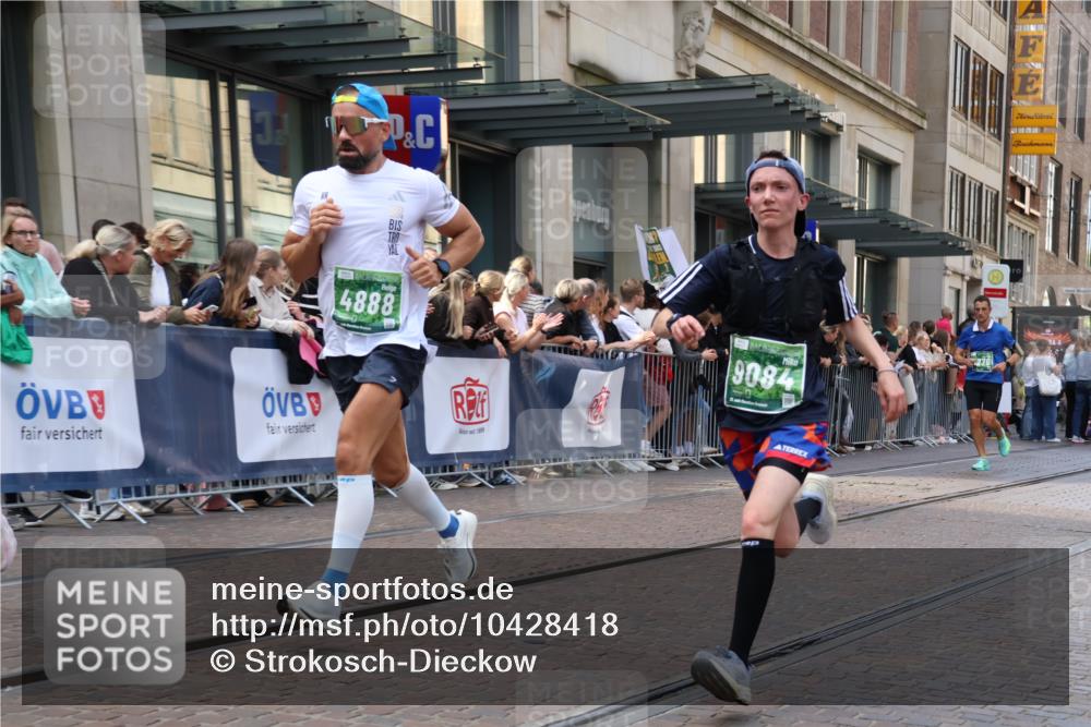 13.09.2026 - 21. swb-Marathon Bremen Strokosch-Dieckow http://msf.ph/oto/10428418 13.09.2026 13:08:19 Ziel 339, 715, 3110, 3276, 4033, 4082, 4888, 5377, 5424, 6842, 7064, 7121, 8555, 9084, 9240, 9411, 9702, 678, 1335, 1696, 2098, 2266, 2844, 3808, 4247, 5594, 6692, 8655, 9582, 13091 meine-sportfotos.de