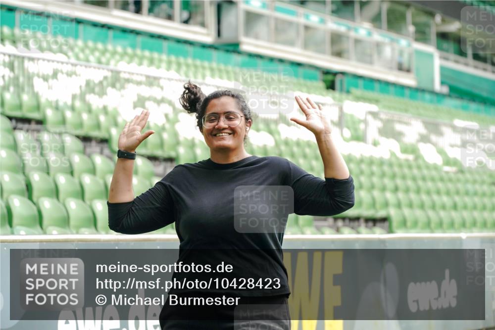 13.09.2026 - 21. swb-Marathon Bremen Michael Burmester http://msf.ph/oto/10428423 13.09.2026 10:53:52 Laufen im Stadion 10317, 12163, 12416, 10533, 10534, 10573, 10627, 10667, 10710, 11031, 11266, 11352, 11496, 11712, 11780, 11807, 12440, 12535 meine-sportfotos.de
