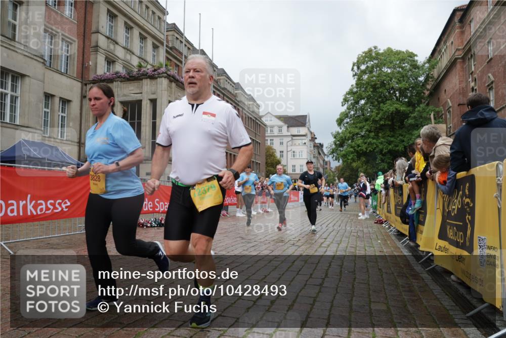 13.09.2026 - Kiel Lauf Yannick Fuchs http://msf.ph/oto/10428493 13.09.2026 11:08:28 Ziel 834, 1067, 2235, 2575, 3536, 3798, 5418, 5856, 6061, 6185, 6360, 6626, 7667, 121, 755, 1951, 2120, 2136, 3397, 3828, 4297, 4949, 5833, 6401, 7108, 7123, 7254, 8019, 10525, 10702, 12379, 24, 25, 1170, 2250, 2951, 4709, 6576, 6662, 9162, 9800, 10645, 10647, 11442, 94, 311, 656, 2136, 3828, 3986, 6404, 9952, 11407, 12013, 12379, 12730 meine-sportfotos.de