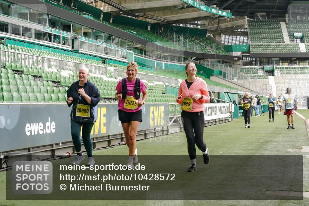 13.09.2026 - 21. swb-Marathon Bremen Michael Burmester http://msf.ph/oto/10428572 13.09.2026 10:54:42 Laufen im Stadion 12163, 10387, 10533, 10534, 10573, 10627, 10650, 10667, 10968, 11025, 11031, 11161, 11195, 11266, 11352, 11496, 11807, 12377, 12408, 12535, 12546 meine-sportfotos.de