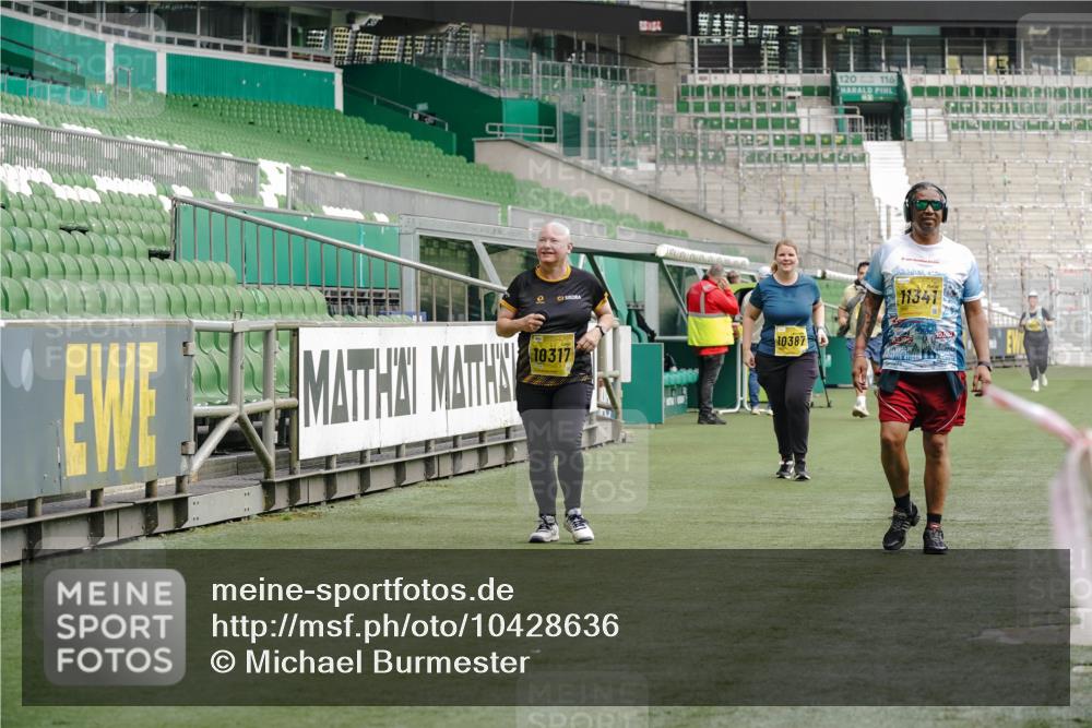 13.09.2026 - 21. swb-Marathon Bremen Michael Burmester http://msf.ph/oto/10428636 13.09.2026 10:54:47 Laufen im Stadion 12163, 10387, 10533, 10534, 10573, 10627, 10650, 10667, 10968, 11025, 11161, 11195, 11266, 11352, 11496, 11807, 12377, 12408, 12535, 12546 meine-sportfotos.de