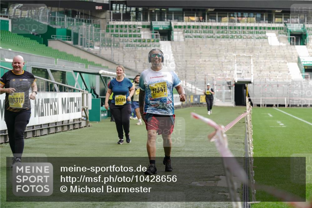 13.09.2026 - 21. swb-Marathon Bremen Michael Burmester http://msf.ph/oto/10428656 13.09.2026 10:54:49 Laufen im Stadion 12163, 10387, 10533, 10534, 10573, 10627, 10650, 10967, 10968, 11025, 11161, 11195, 11266, 11341, 11352, 11496, 11538, 11807, 12377, 12408, 12535, 12546 meine-sportfotos.de