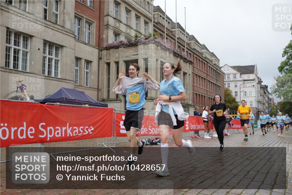 13.09.2026 - Kiel Lauf Yannick Fuchs http://msf.ph/oto/10428657 13.09.2026 11:08:54 Ziel 24, 25, 1226, 2250, 2951, 10813, 10928, 11674, 12334, 24, 25, 834, 1067, 1170, 2235, 2575, 3536, 3798, 4709, 5418, 5856, 6061, 6185, 6360, 6576, 6626, 6662, 7667, 9162, 9800, 10645, 10647, 11442, 1569, 1934, 3022, 3752, 4526, 6028, 7681, 8933, 9112, 9752, 9995, 12238, 12532, 3798, 5856, 6061, 6185, 7108, 7254, 10525 meine-sportfotos.de