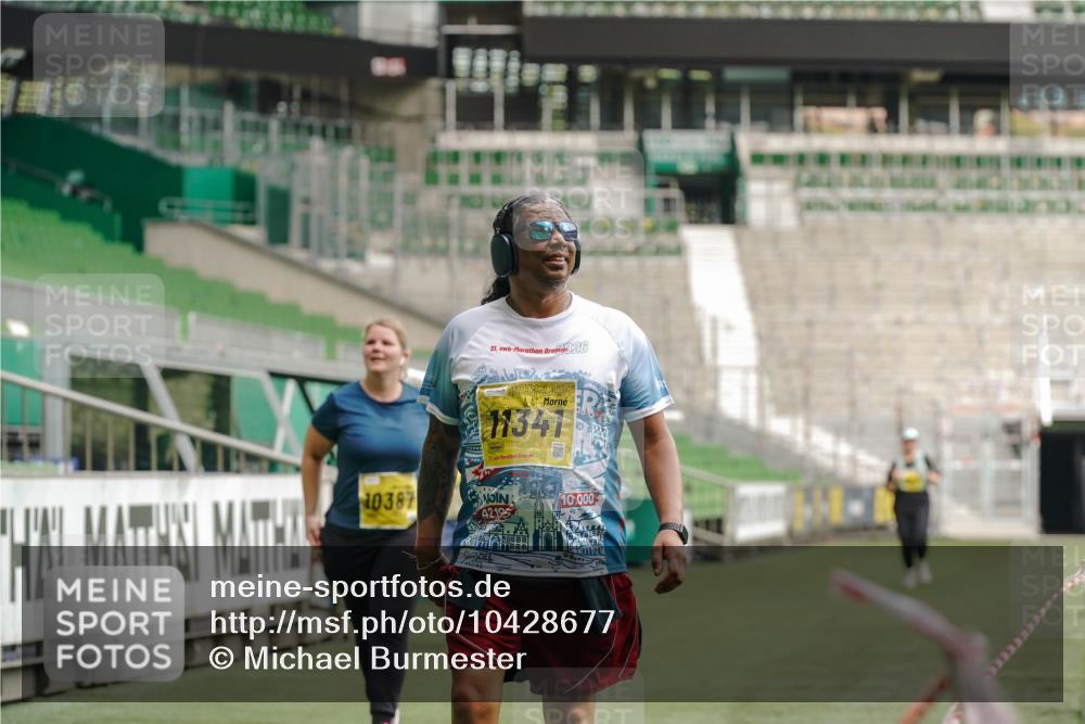 13.09.2026 - 21. swb-Marathon Bremen Michael Burmester http://msf.ph/oto/10428677 13.09.2026 10:54:51 Laufen im Stadion 12163, 10387, 10533, 10534, 10573, 10627, 10650, 10967, 10968, 11025, 11161, 11195, 11266, 11341, 11352, 11496, 11538, 11807, 12377, 12408, 12535, 12546 meine-sportfotos.de