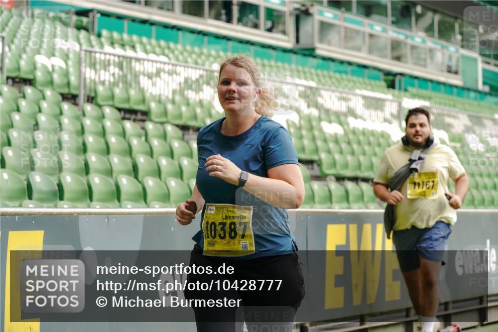 13.09.2026 - 21. swb-Marathon Bremen Michael Burmester http://msf.ph/oto/10428777 13.09.2026 10:54:59 Laufen im Stadion 12163, 10387, 10533, 10534, 10573, 10650, 10967, 10968, 11017, 11025, 11161, 11195, 11341, 11352, 11444, 11496, 11538, 11807, 12377, 12408, 12535, 12546 meine-sportfotos.de