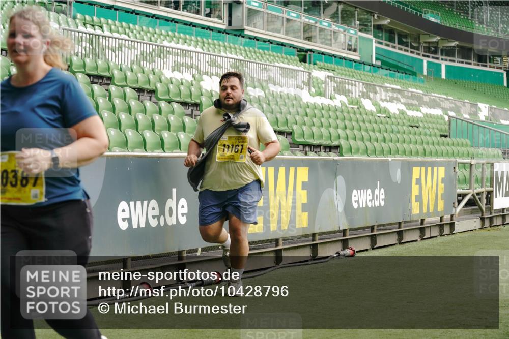 13.09.2026 - 21. swb-Marathon Bremen Michael Burmester http://msf.ph/oto/10428796 13.09.2026 10:55:00 Laufen im Stadion 12163, 10387, 10533, 10534, 10573, 10650, 10967, 10968, 11017, 11025, 11161, 11195, 11341, 11352, 11444, 11496, 11538, 11807, 12377, 12408, 12535, 12546 meine-sportfotos.de