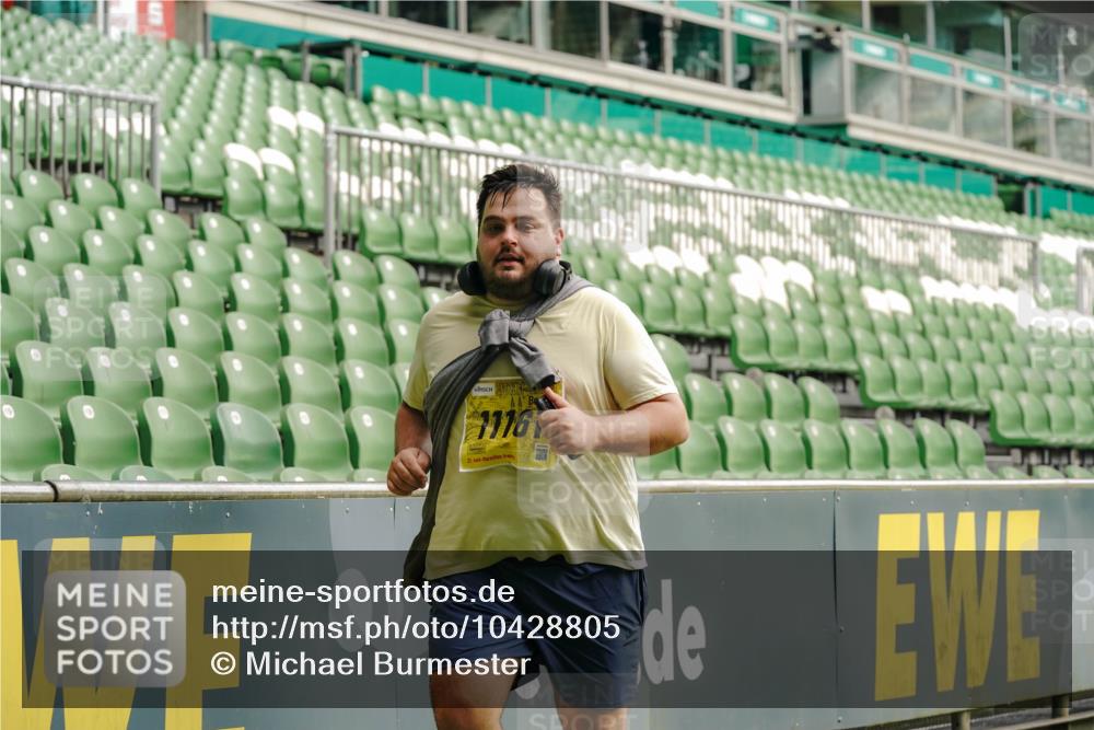13.09.2026 - 21. swb-Marathon Bremen Michael Burmester http://msf.ph/oto/10428805 13.09.2026 10:55:01 Laufen im Stadion 12163, 10387, 10533, 10534, 10573, 10650, 10967, 10968, 11017, 11025, 11161, 11195, 11341, 11352, 11444, 11496, 11538, 11807, 12377, 12408, 12535, 12546 meine-sportfotos.de