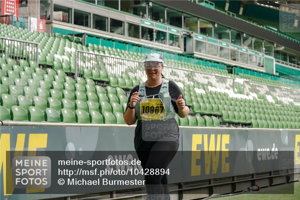 13.09.2026 - 21. swb-Marathon Bremen Michael Burmester http://msf.ph/oto/10428894 13.09.2026 10:55:16 Laufen im Stadion 12163, 10387, 10533, 10534, 10573, 10650, 10967, 10968, 11017, 11025, 11161, 11195, 11341, 11352, 11444, 11496, 11538, 11807, 12377, 12408, 12535, 12546 meine-sportfotos.de