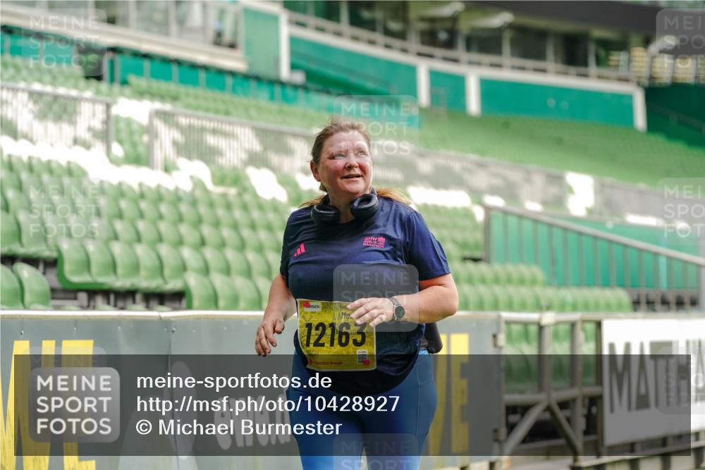 13.09.2026 - 21. swb-Marathon Bremen Michael Burmester http://msf.ph/oto/10428927 13.09.2026 10:55:55 Laufen im Stadion 10317, 10387, 10650, 10967, 10968, 11017, 11025, 11161, 11195, 11341, 11444, 11538, 12377, 12408, 12416, 12546 meine-sportfotos.de