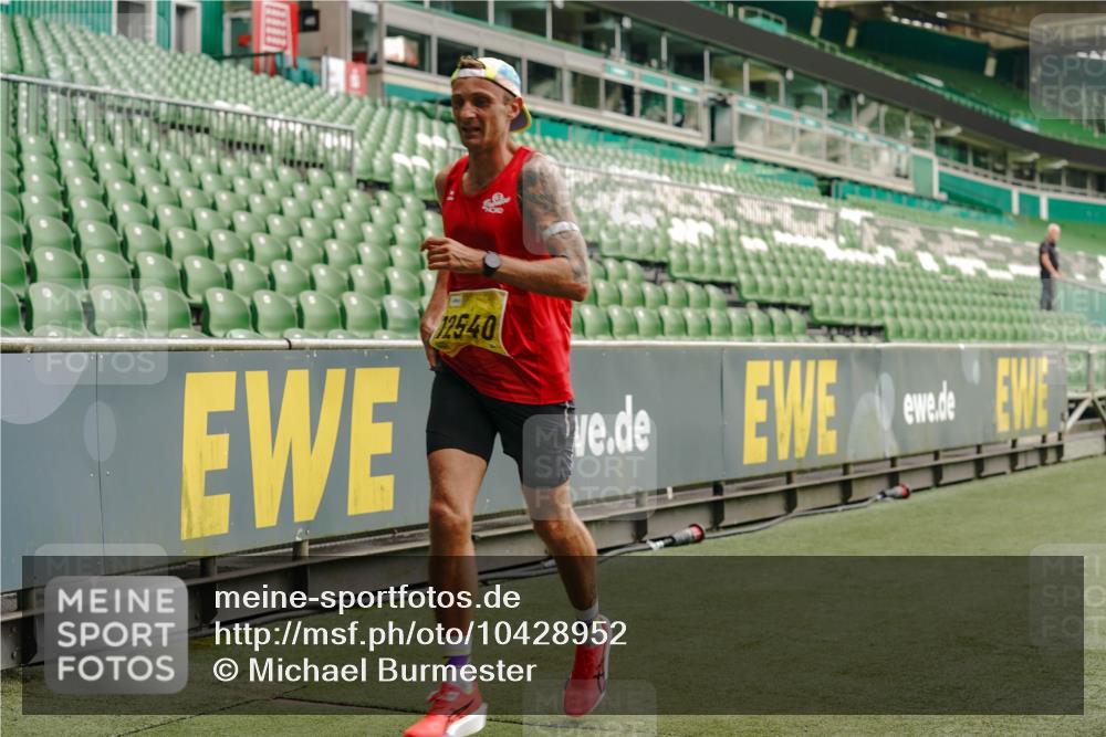 13.09.2026 - 21. swb-Marathon Bremen Michael Burmester http://msf.ph/oto/10428952 13.09.2026 10:20:01 Laufen im Stadion 10261, 10262, 10366, 10475, 10818, 10994, 11067, 11068, 11176, 11197, 11418, 11481, 11512, 11652, 11964, 12289, 12324, 12358, 12413, 12540, 13505, 13514, 13530, 13534, 13540, 13541, 13550, 13558, 13560, 13564, 13573, 13581, 13583, 13588, 13590, 13599, 13601, 13605, 13610, 13618, 13619, 13622, 13632, 13633, 13637, 13638, 13639, 10597, 12272, 13501, 13510, 13515, 13517, 13522, 13542, 13547, 13567, 13579, 13623, 13627, 13635 meine-sportfotos.de