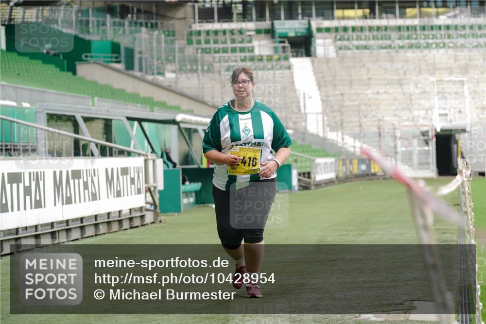 13.09.2026 - 21. swb-Marathon Bremen Michael Burmester http://msf.ph/oto/10428954 13.09.2026 10:56:13 Laufen im Stadion 10317, 10387, 10967, 11017, 11025, 11161, 11341, 11444, 11538, 12416, 12546 meine-sportfotos.de