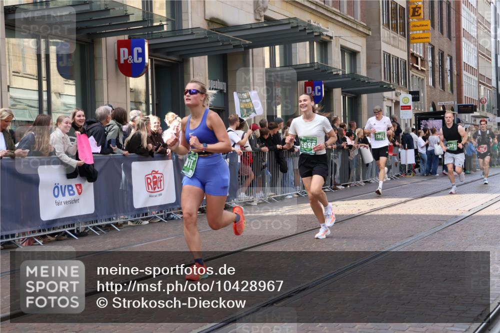 13.09.2026 - 21. swb-Marathon Bremen Strokosch-Dieckow http://msf.ph/oto/10428967 13.09.2026 13:08:44 Ziel 1925, 2287, 2291, 2909, 3330, 4384, 4898, 5383, 5517, 5636, 5696, 6906, 7262, 8120, 8830, 9867, 9906, 9911, 10044, 339, 715, 3110, 3276, 4033, 4082, 4888, 5377, 5424, 6842, 7064, 7121, 8555, 9084, 9240, 9411, 9702 meine-sportfotos.de