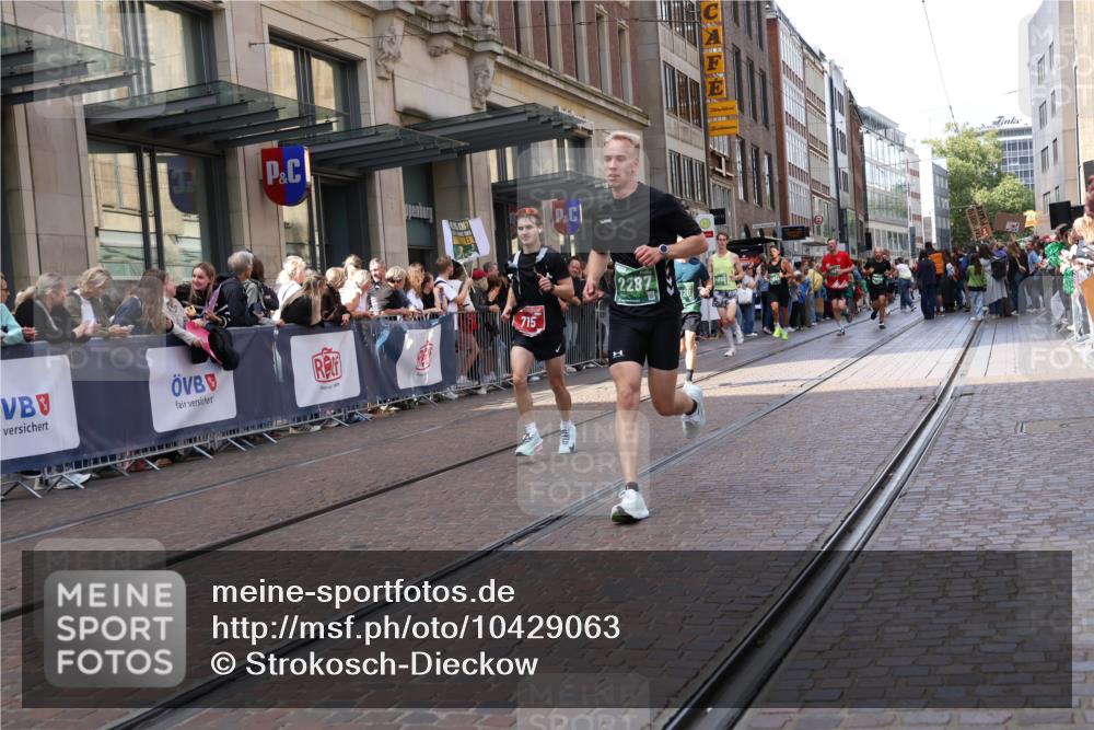 13.09.2026 - 21. swb-Marathon Bremen Strokosch-Dieckow http://msf.ph/oto/10429063 13.09.2026 13:08:49 Ziel 1241, 1925, 2287, 2291, 2909, 4384, 4898, 5383, 5517, 5636, 5696, 7262, 8120, 8830, 9904, 9911, 10044, 715, 3110, 3276, 3330, 4033, 4082, 4888, 5377, 5424, 5517, 6842, 6906, 7064, 7121, 8555, 9084, 9240, 9411, 9702, 9867, 9906 meine-sportfotos.de