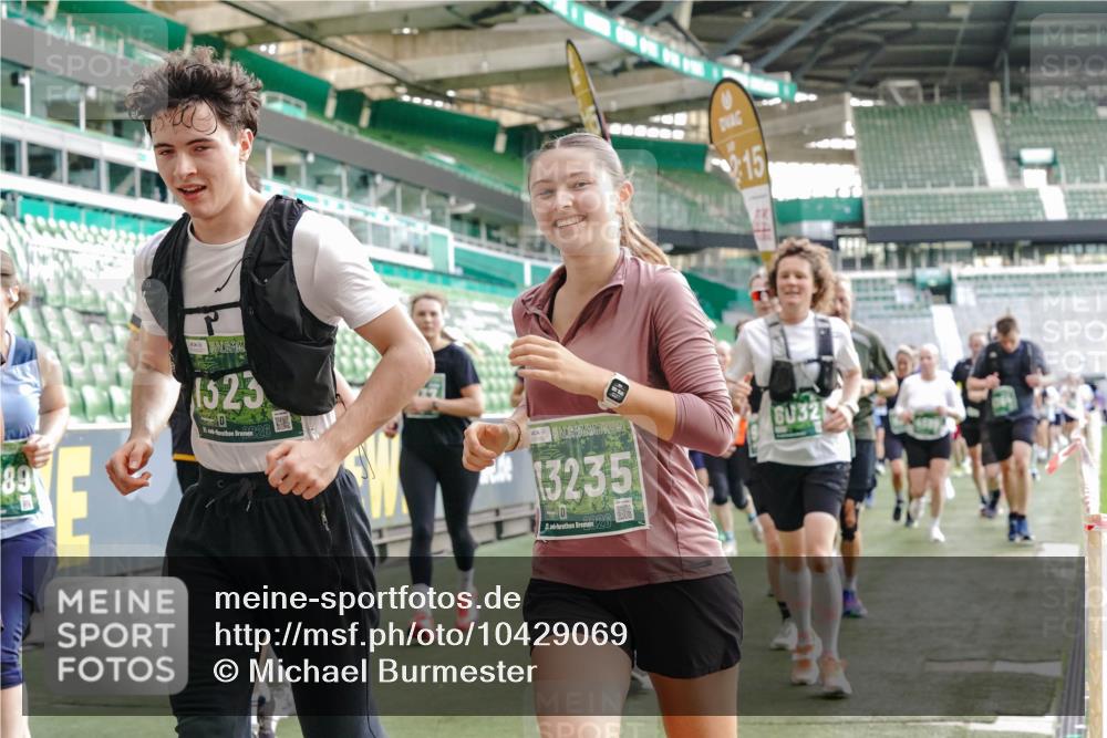 13.09.2026 - 21. swb-Marathon Bremen Michael Burmester http://msf.ph/oto/10429069 13.09.2026 13:26:49 Laufen im Stadion 186, 202, 357, 364, 390, 530, 543, 597, 645, 833, 966, 1077, 1283, 1410, 1412, 1443, 1459, 1473, 1487, 1530, 1608, 1618, 1700, 1744, 1769, 1828, 1953, 1961, 2058, 2273, 2298, 2308, 2309, 2382, 2384, 2388, 2404, 2428, 2507, 2508, 2542, 2558, 2576, 2582, 2592, 2656, 2675, 2725, 2748, 2762, 2817, 2875, 2876, 2923, 2965, 2970, 2981, 3045, 3047, 3050, 3062, 3073, 3084, 3097, 3172, 3184, 3219, 3359, 3433, 3540, 3592, 3629, 3756, 3907, 3978 meine-sportfotos.de