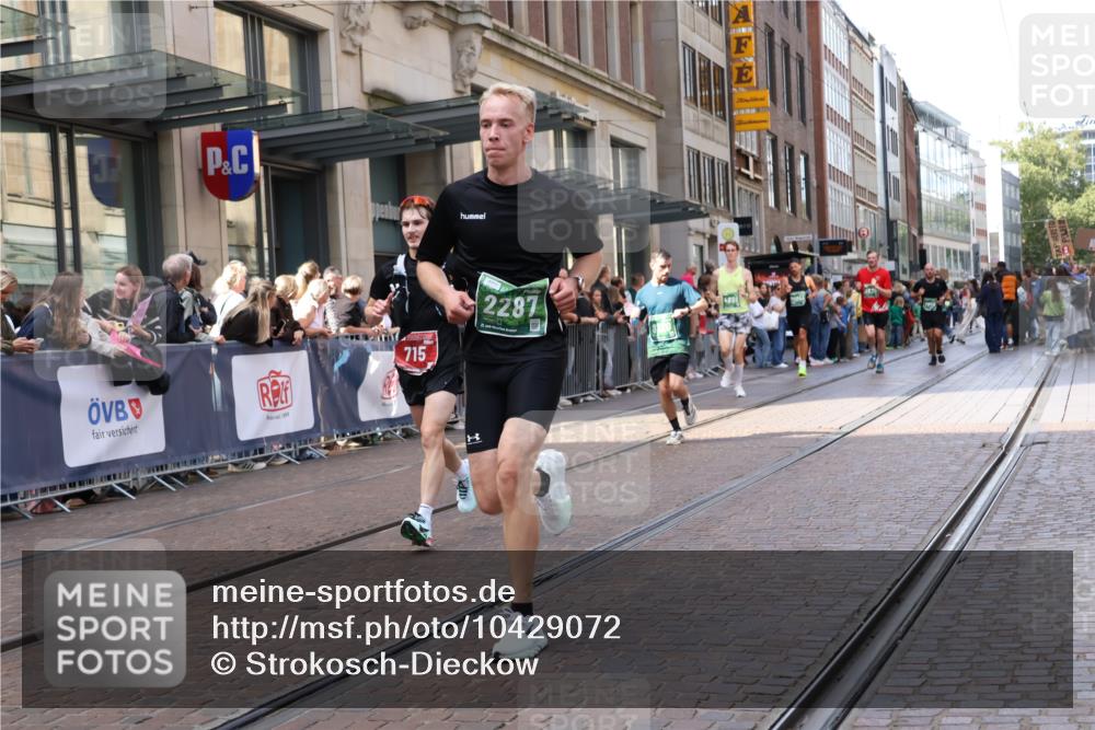 13.09.2026 - 21. swb-Marathon Bremen Strokosch-Dieckow http://msf.ph/oto/10429072 13.09.2026 13:08:49 Ziel 1241, 1925, 2287, 2291, 2909, 4384, 4898, 5383, 5517, 5636, 5696, 7262, 8120, 8830, 9904, 9911, 10044, 715, 3110, 3276, 3330, 4033, 4082, 4888, 5377, 5424, 5517, 6842, 6906, 7064, 7121, 8555, 9084, 9240, 9411, 9702, 9867, 9906 meine-sportfotos.de