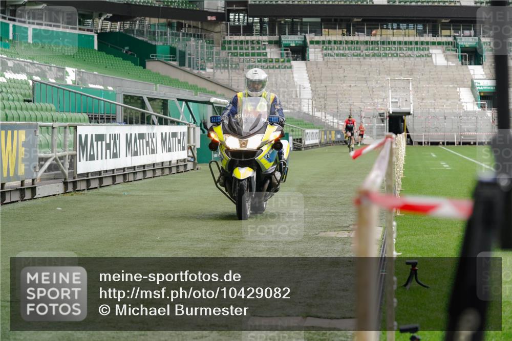 13.09.2026 - 21. swb-Marathon Bremen Michael Burmester http://msf.ph/oto/10429082 13.09.2026 11:53:42 Laufen im Stadion  meine-sportfotos.de