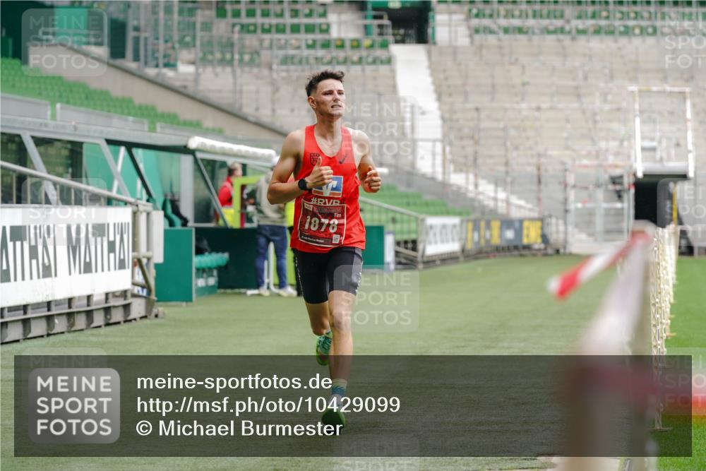 13.09.2026 - 21. swb-Marathon Bremen Michael Burmester http://msf.ph/oto/10429099 13.09.2026 11:54:02 Laufen im Stadion  meine-sportfotos.de