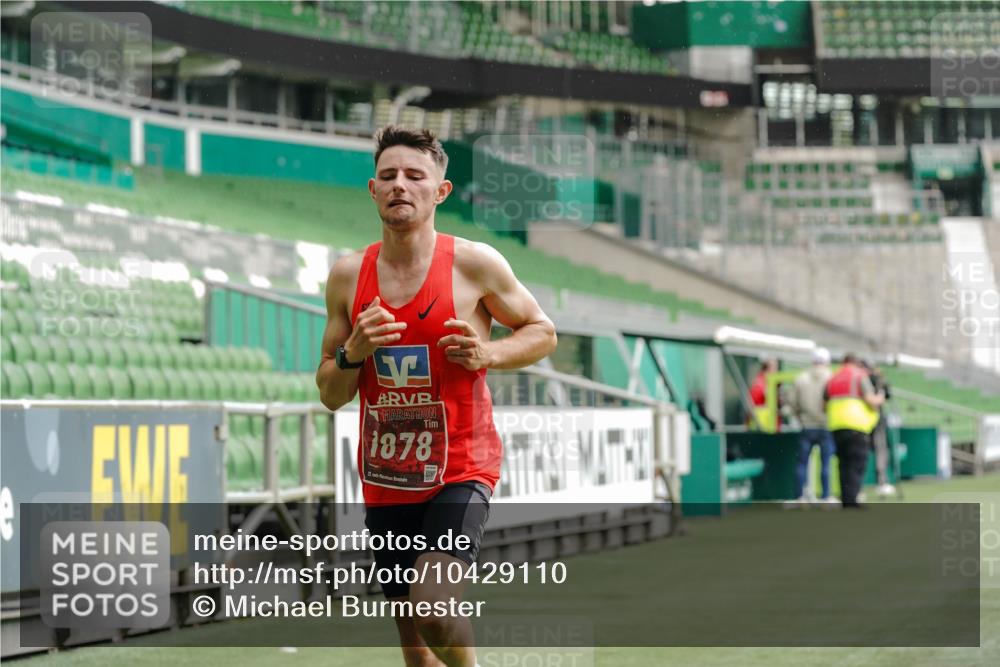 13.09.2026 - 21. swb-Marathon Bremen Michael Burmester http://msf.ph/oto/10429110 13.09.2026 11:54:03 Laufen im Stadion  meine-sportfotos.de