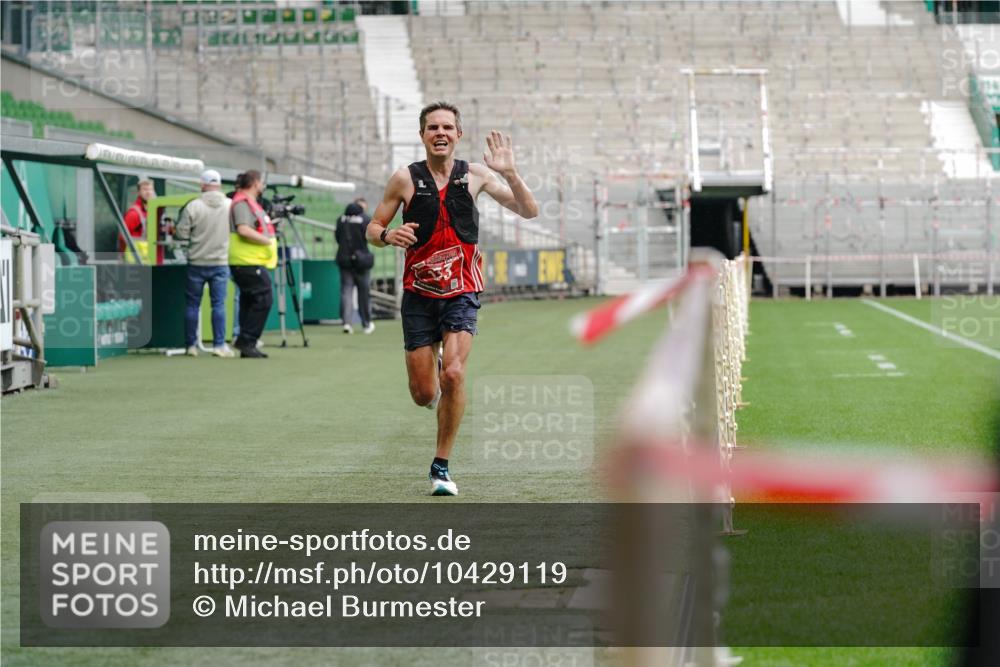 13.09.2026 - 21. swb-Marathon Bremen Michael Burmester http://msf.ph/oto/10429119 13.09.2026 11:54:27 Laufen im Stadion 133 meine-sportfotos.de