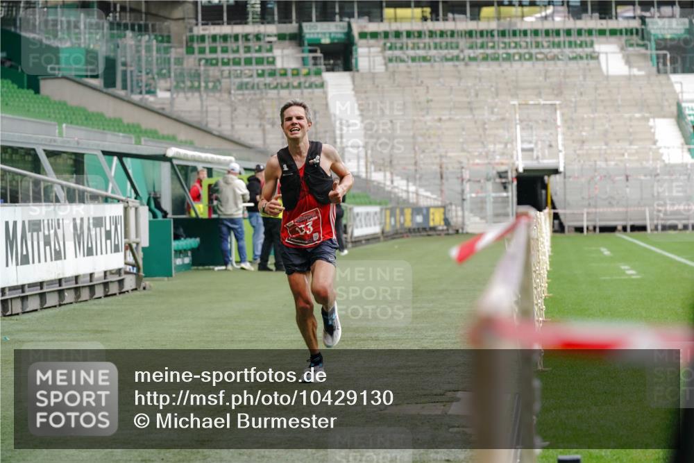 13.09.2026 - 21. swb-Marathon Bremen Michael Burmester http://msf.ph/oto/10429130 13.09.2026 11:54:28 Laufen im Stadion 133 meine-sportfotos.de