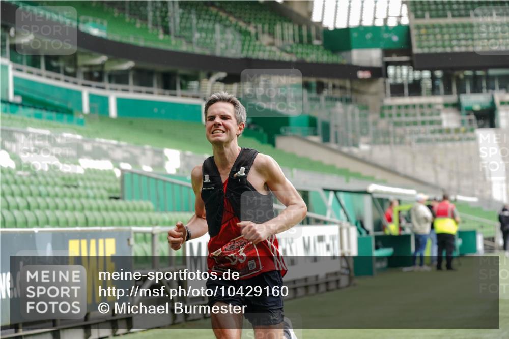 13.09.2026 - 21. swb-Marathon Bremen Michael Burmester http://msf.ph/oto/10429160 13.09.2026 11:54:30 Laufen im Stadion 133 meine-sportfotos.de
