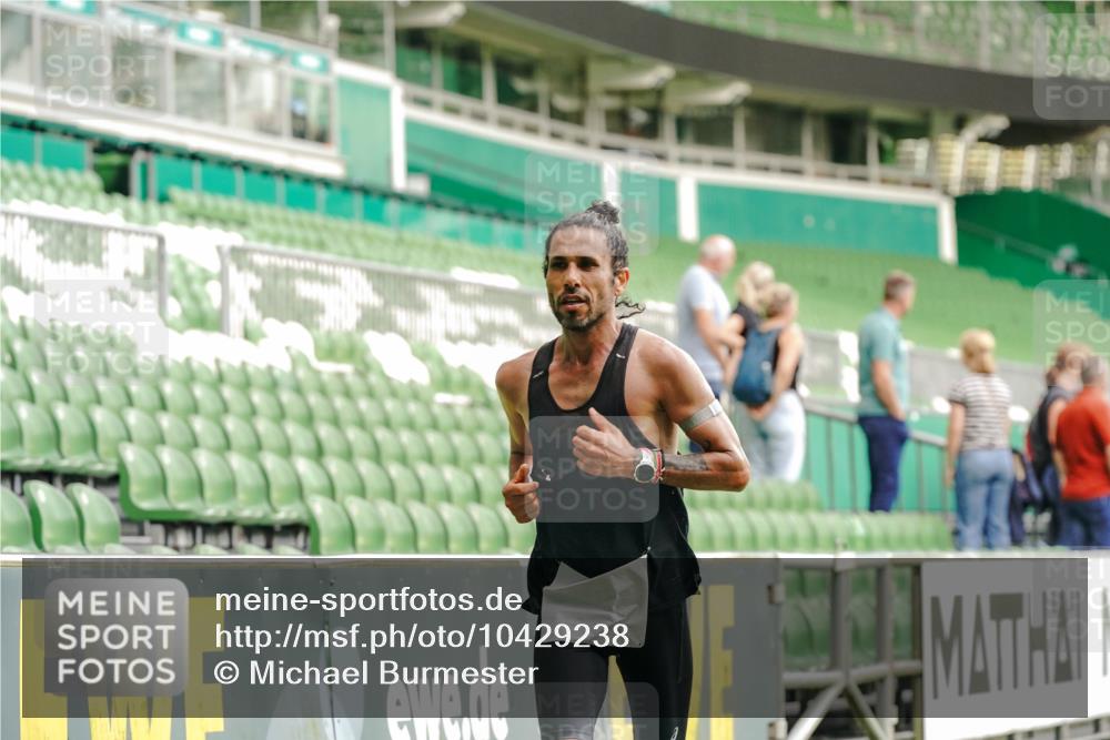 13.09.2026 - 21. swb-Marathon Bremen Michael Burmester http://msf.ph/oto/10429238 13.09.2026 12:01:28 Laufen im Stadion 1956 meine-sportfotos.de