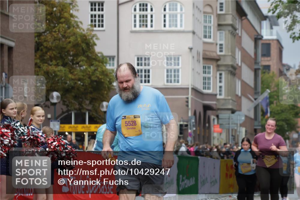 13.09.2026 - Kiel Lauf Yannick Fuchs http://msf.ph/oto/10429247 13.09.2026 11:10:04 Ziel 585, 2337, 3227, 4063, 5371, 6908, 9168, 9254, 9665, 9967, 10154, 11013, 11884, 508, 1074, 2992, 5528, 5843, 5867, 6908, 7111, 7683, 7826, 9967, 10352, 10423, 11208, 11428, 11429, 1937, 2630, 3086, 9102, 12008, 12016, 12178, 12698, 607, 2784, 7310, 8922, 8979, 11889 meine-sportfotos.de