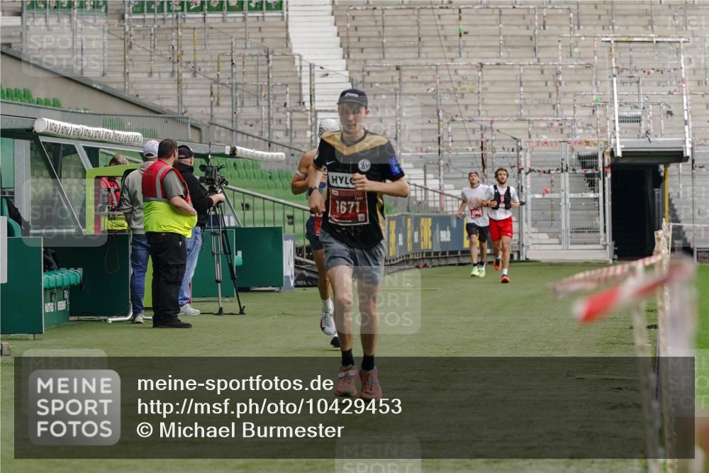 13.09.2026 - 21. swb-Marathon Bremen Michael Burmester http://msf.ph/oto/10429453 13.09.2026 12:10:02 Laufen im Stadion 692, 1046, 1671, 2054, 176, 1091, 1681 meine-sportfotos.de