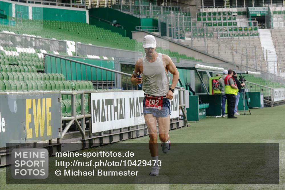 13.09.2026 - 21. swb-Marathon Bremen Michael Burmester http://msf.ph/oto/10429473 13.09.2026 12:10:09 Laufen im Stadion 692, 1046, 1671, 2054, 176, 1091, 1681 meine-sportfotos.de